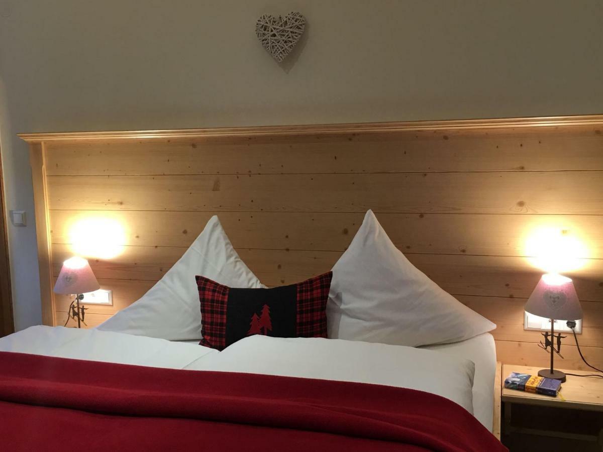 Schwarzwald-Hotel Kraeutle フェルトベルク エクステリア 写真